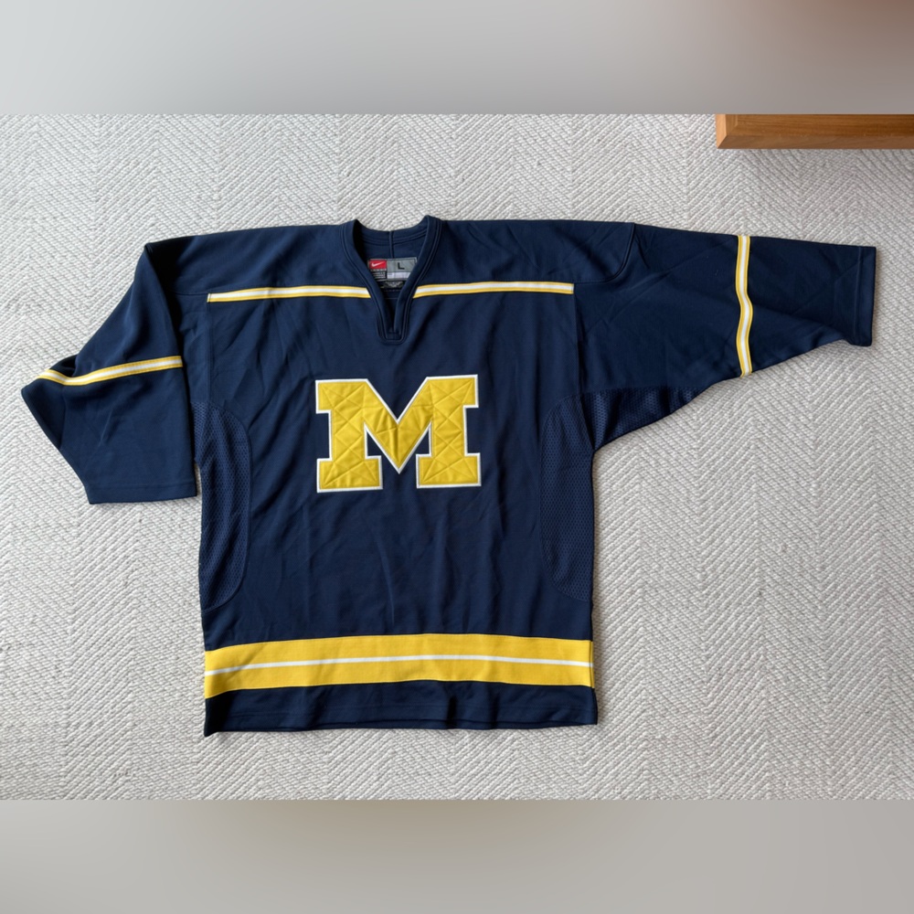 Nike University of Michigan Blue and Gold Hockey Jersey sz L